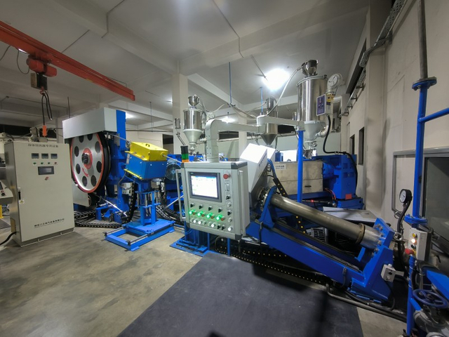 6-66kV三层共挤悬链式干法交联生产线